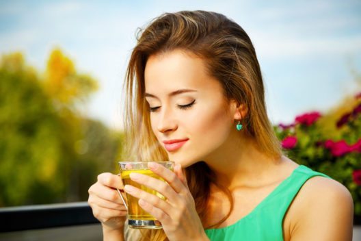 Als gesundheitsförderndes Getränk eignet sich vor allem grüner Tee. (Bild: brickrena – Shutterstock.com)