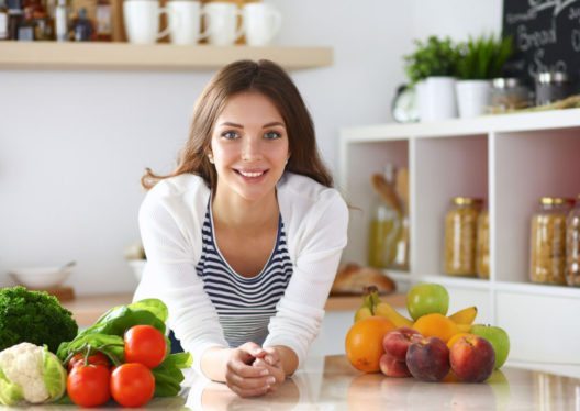 Die Basis einer gesunden Ernährung sollten Obst und Gemüse bilden. (Bild: lenetstan – Shutterstock.com)