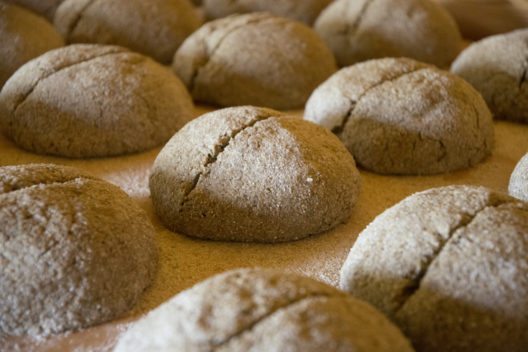 Roggenbrot – dafür ist das Oberwallis bekannt. Diese noch ungebackenen Brote entstanden komplett in der Grafschaft im Obergoms.